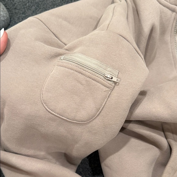 COMFRT ZIP UP HOODIE- Quality, thick material, soft - Picture 5 of 6